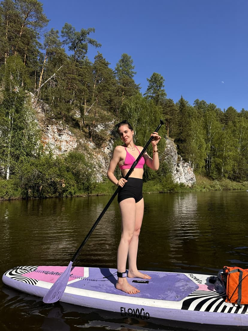 Широкая надувная доска Flowin на морской воде — устойчивость на мелкой волне